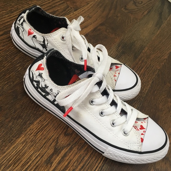 converse pepe le pew